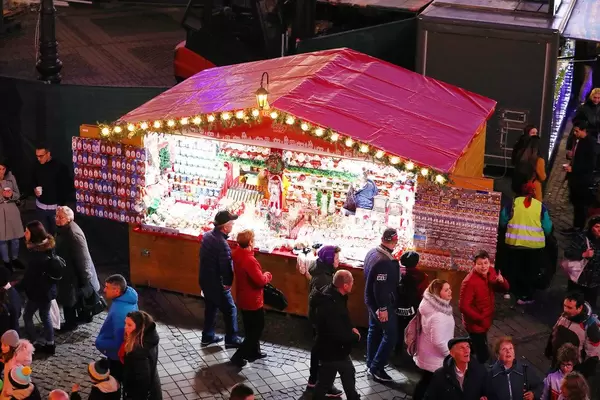 Lighted Christmas hut house with Christmas gifts (Flip 2019)