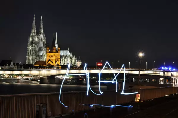 Lightpainting in Köln mit dem Kölner Dom im Hintergrund