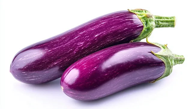 Lila Auberginen auf weißem Hintergrund