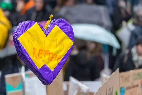 Lila-gelbes Herz mit 'Klima retten!' Aufforderung im Nahaufnahme