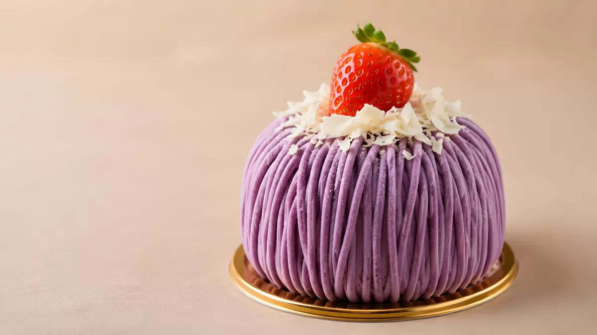 Lila Mont-Blanc-Törtchen mit Erdbeere und Schokolade