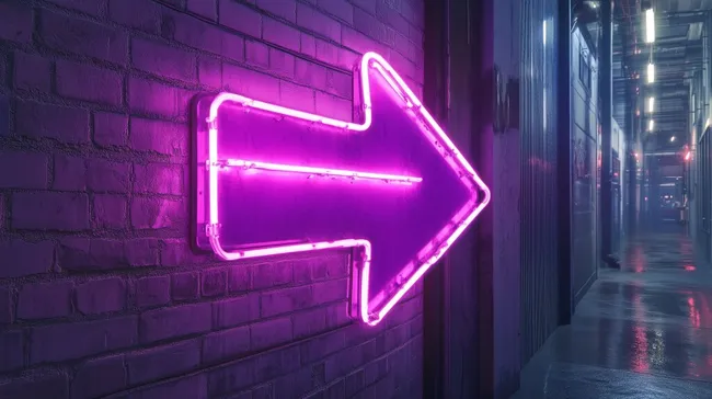 Lila Neonpfeil in dunkler Gasse