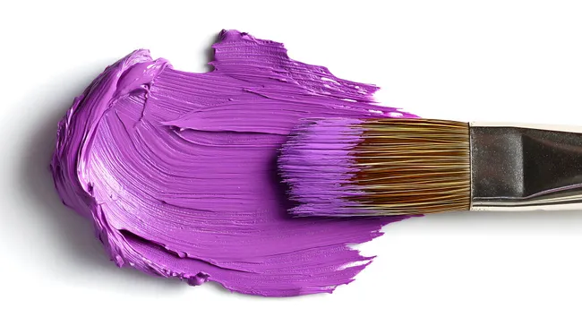 Lila Ölfarbe mit Pinsel auf weißem Hintergrund