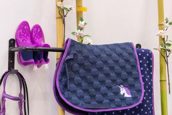Lila Pferdedecken, Stiefel und weitere Accessoires für Reiter
