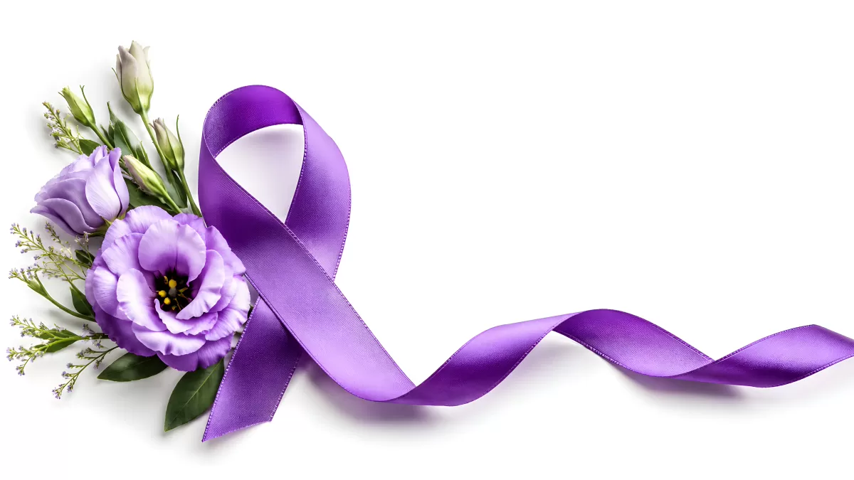 Lila Schleife mit Blumen auf weißem Hintergrund