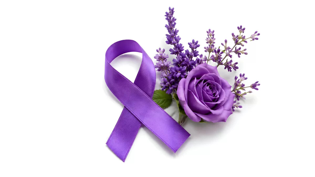 Lila Schleife mit Rose und Lavendel auf Weiß
