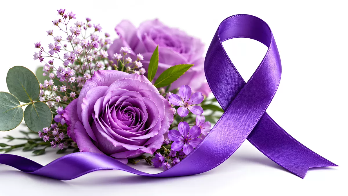 Lila Schleife mit violetten Rosen und Blüten