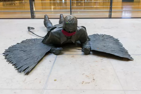 Lilienthal-Skulptur "Der Fall Daidalos und Ikaros" (von Rolf Scholz) mit Mundschutz am Flughafen BER