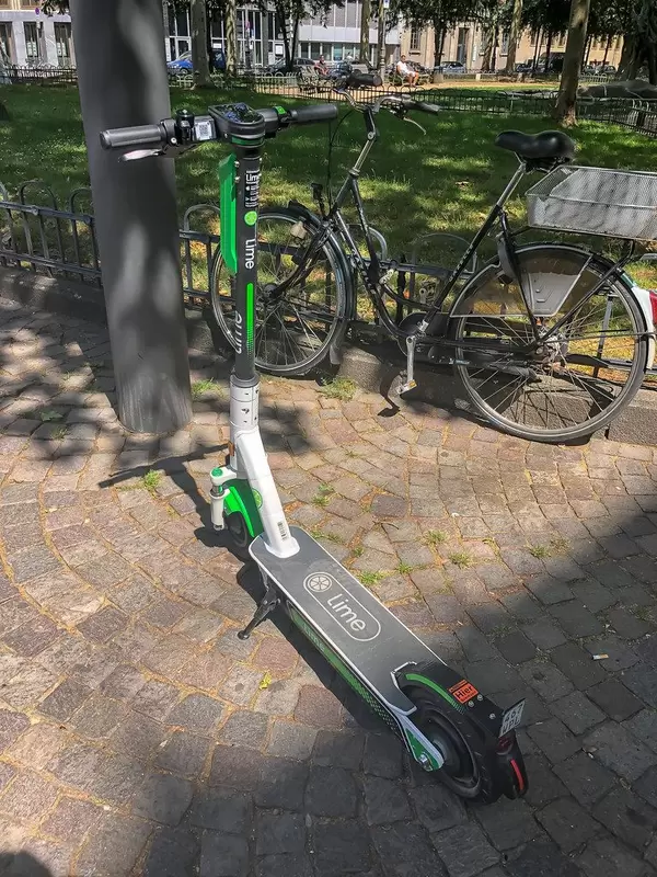 Lime E-Scooter als öffentliches Verkehrsmittel zum Ausleihung, um mobil in der Stadt zu sein