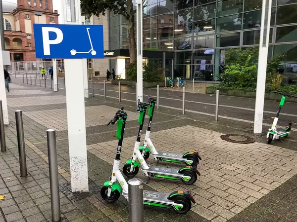 Lime E Tretroller parkend im Parkbereich