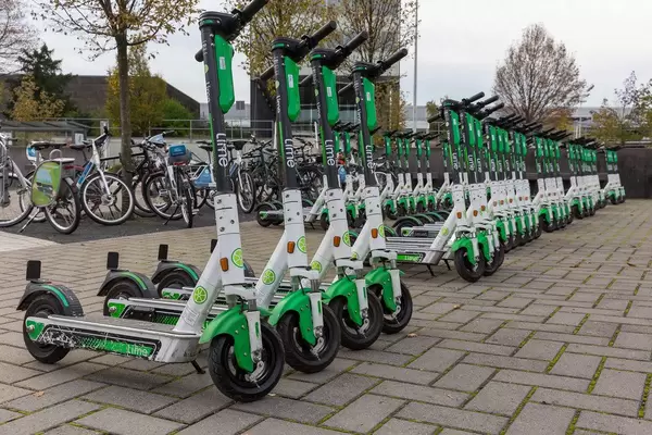 Lime Tretroller in großer Anzahl ordentlich nebeneinander aufgestellt