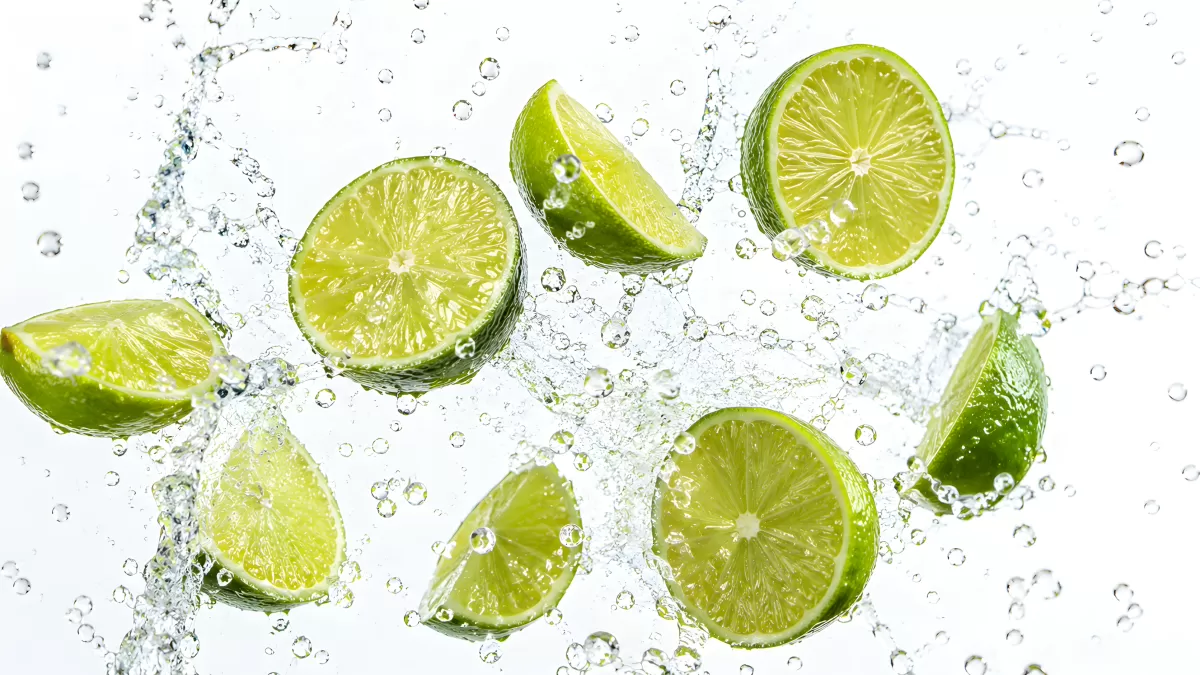 Limettenscheiben spritzen durch Wassertropfen