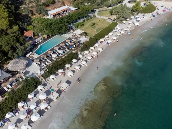 Limnonari auf Skopelos. Gepflegter Strand mit Schwimmbad und weißen Sonnenschirmen