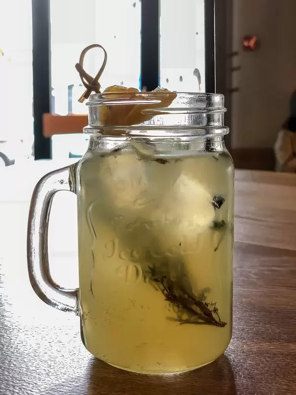 Limonade mit Kräutern im großen Glas