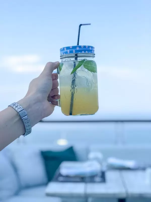 Limonade mit Minze und viel Eis in einem Halbliterglas