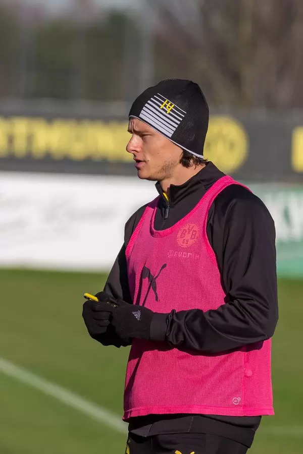 Linker Verteidiger Nico Schulz beim öffentlichen BVB Training mit Mütze und BVB-Stift in der Hand