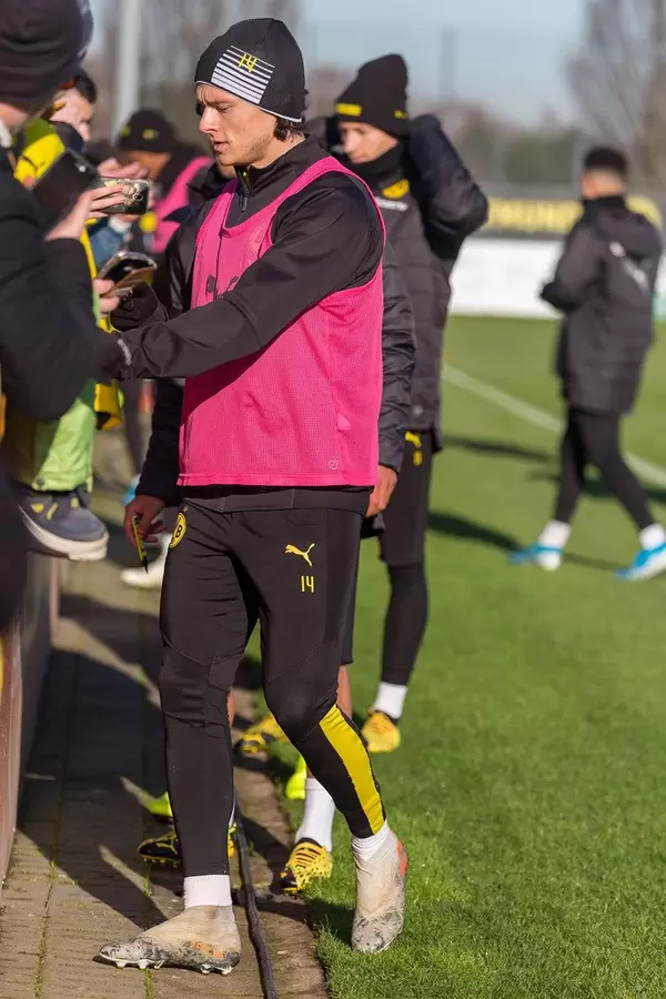 Linker Verteidiger Nico Schulz gibt den Fans Autogramme auf dem BVB-Trainingsgelände