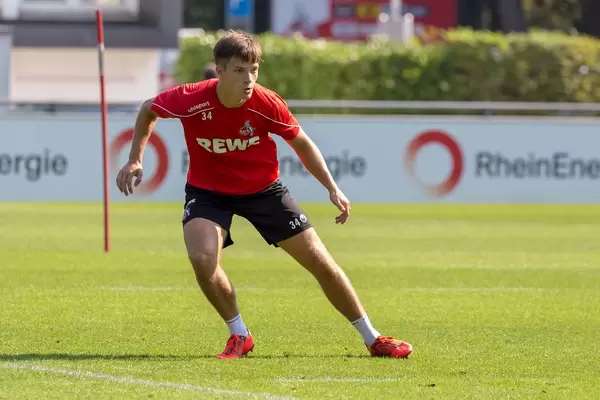 Linker Verteidiger Noah Katterbach beim Fußballtraining