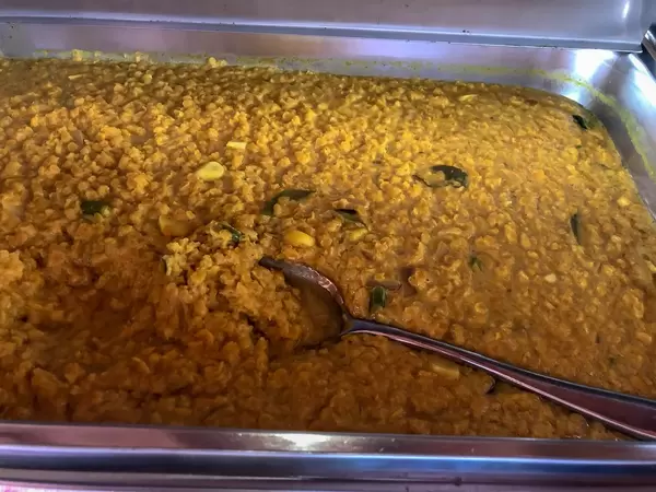 Linsen Dal mit Löffel in einem Gastro-Wärmebehälter