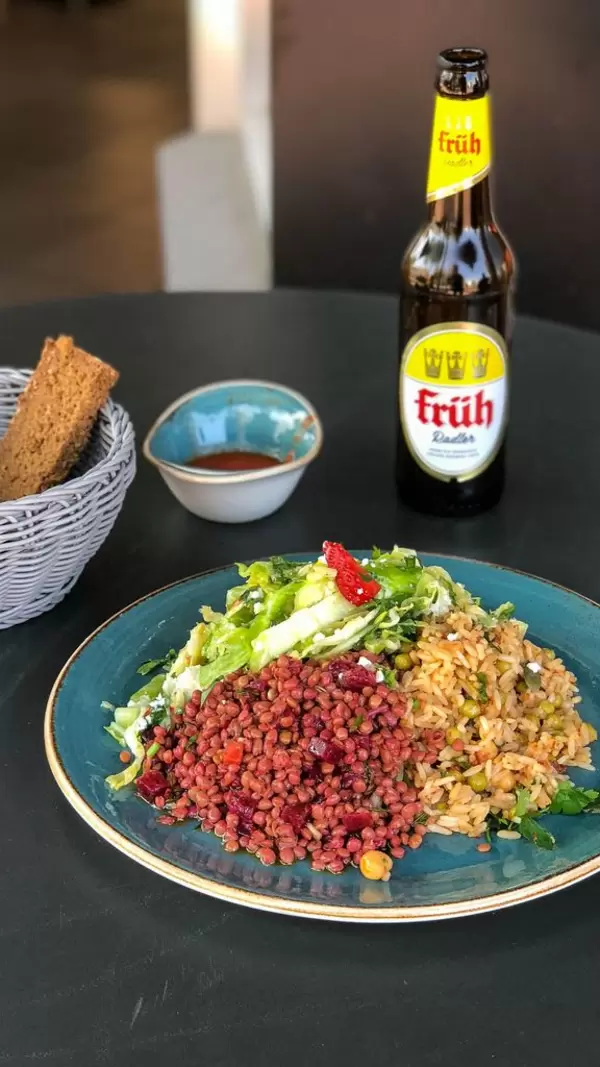 Linsen, Rote Bete, Reis und ein Sommersalat mit Erdbeeren