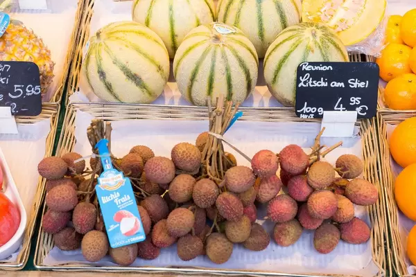 Litschi am Stiel im Supermarkt