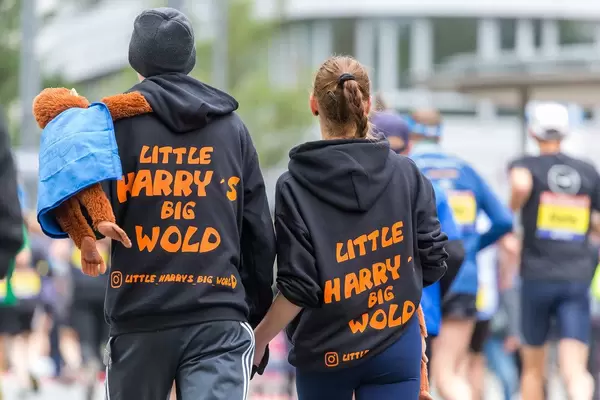 Little Harrys Big Wold Paar mit Statement Pullover von hinten fotografiert beim Frankfurt Marathon