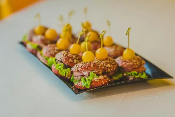 Little Meat Hamburgers With Tomatoes