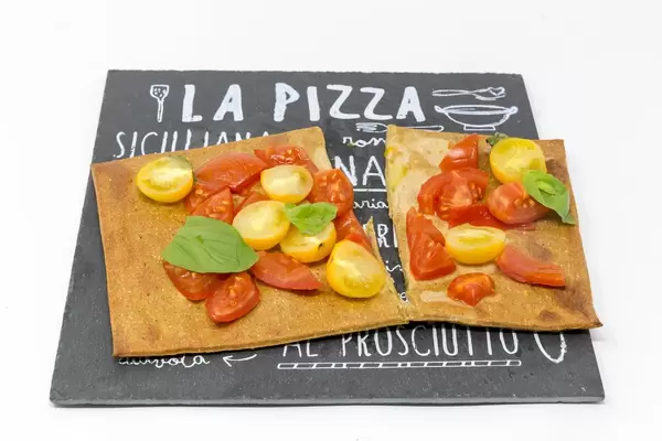 Lizza Bruschetta - der Pizzaboden mit Chia und Leinsamen von Lizza mit frischen Kirschtomaten und Basilikum