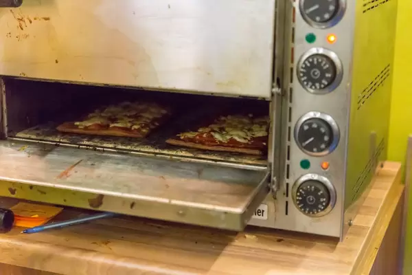 Lizza Low-Carb Pizza im Backofen