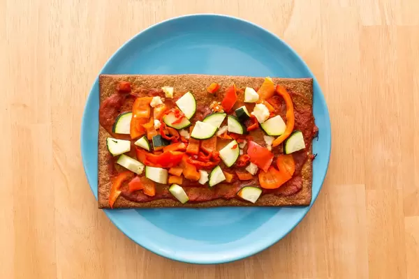 Lizza Pizza mit Paprika, Tomatensauce und Schafskäse