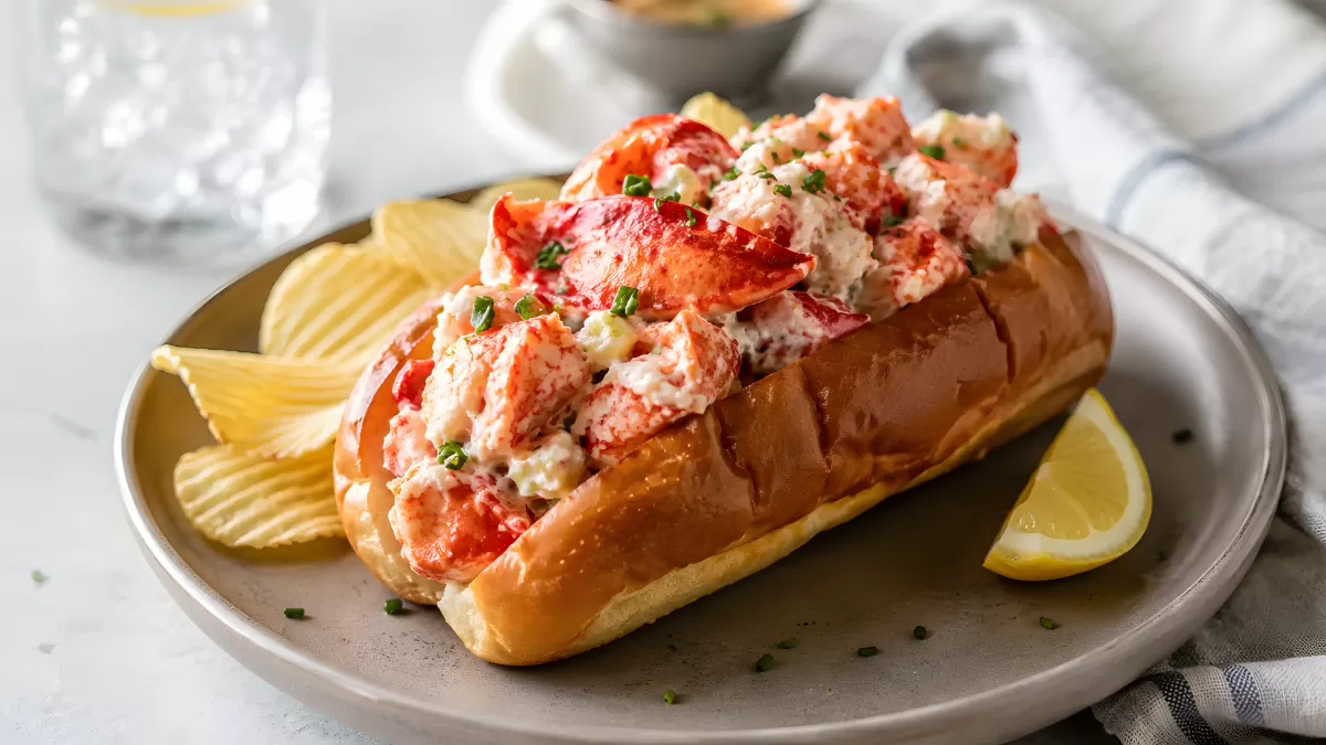 Lobster Roll mit Kartoffelchips und Zitrone