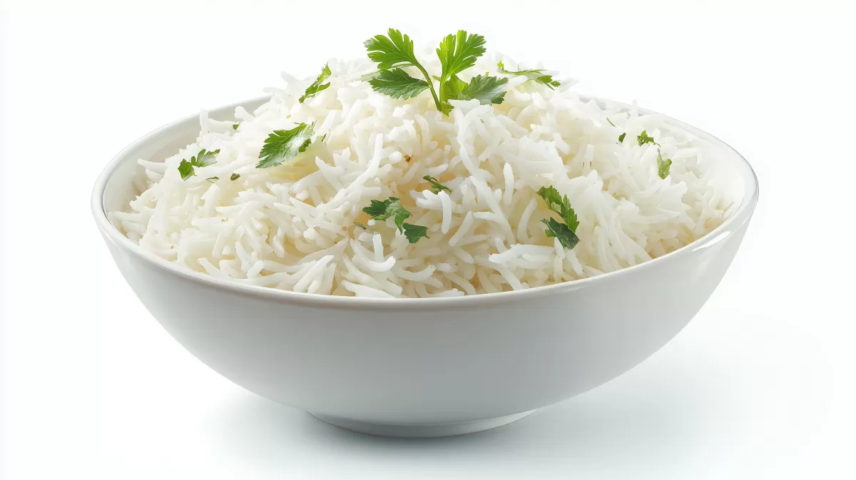 Lockerer Basmati Reis in weißer Schale mit Petersilie