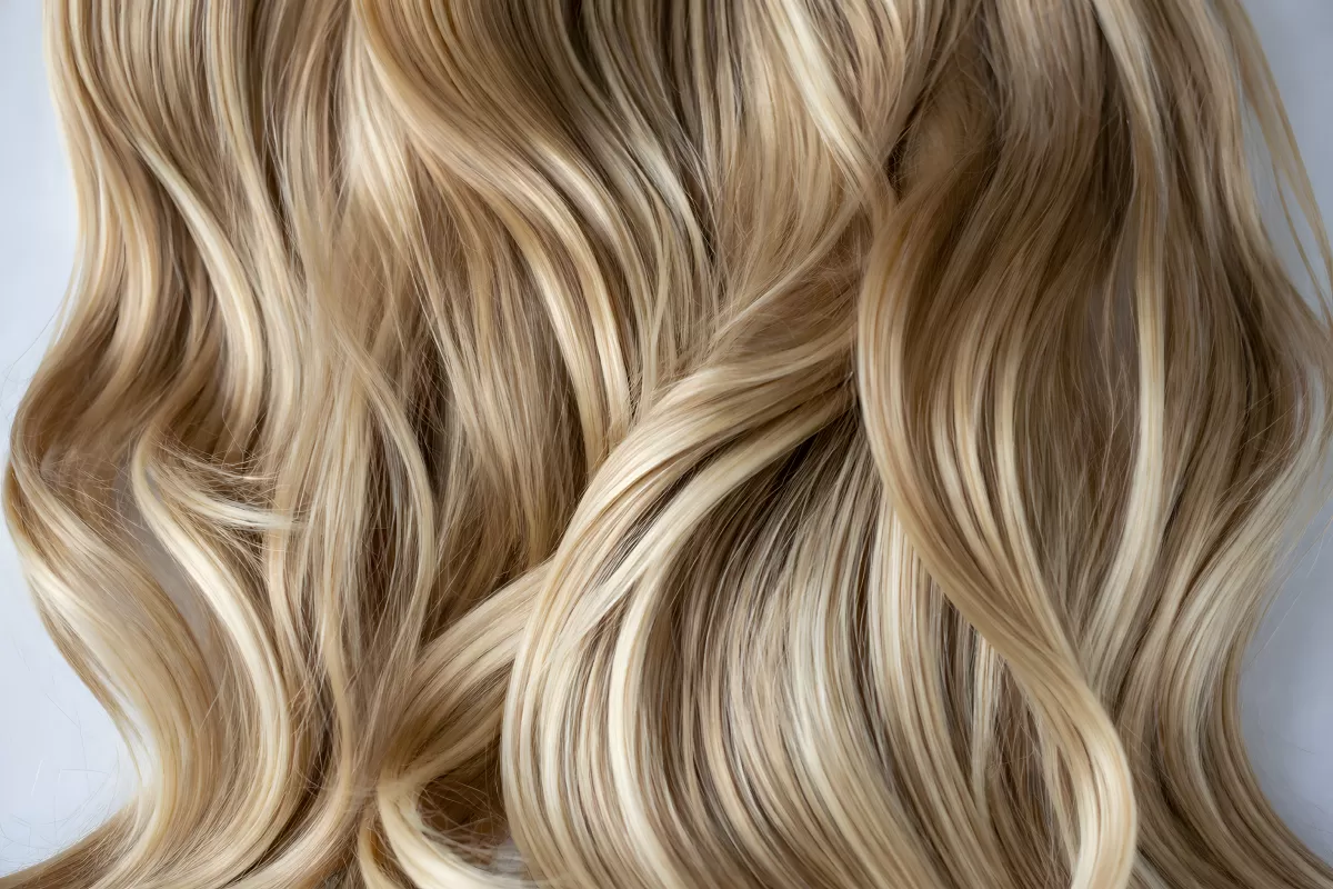 Lockiges, goldblondes Haar in voller Pracht