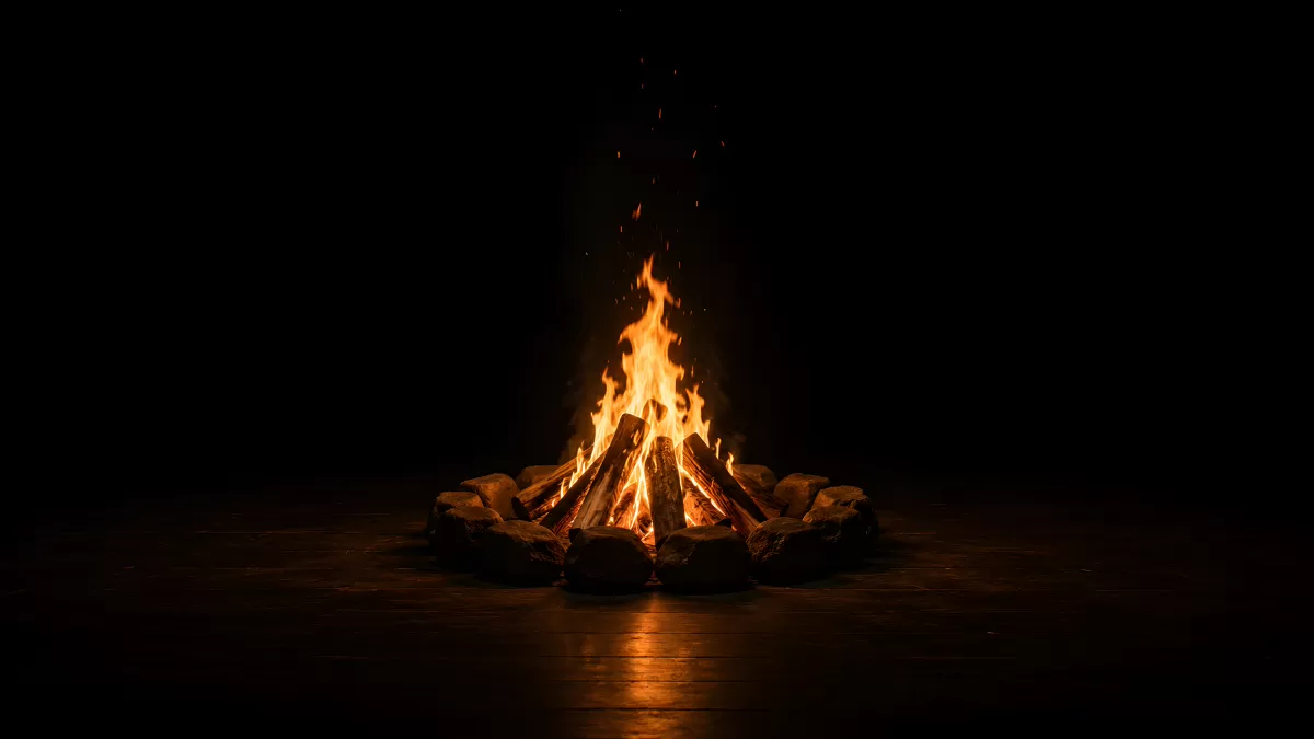 Loderndes Lagerfeuer mit Steinen im Dunkeln