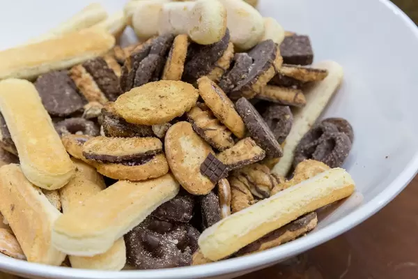 Löffelbiskuits und verschiedene Schokoladenbiskuits in weißer Schale auf dem BarCamp in Bonn