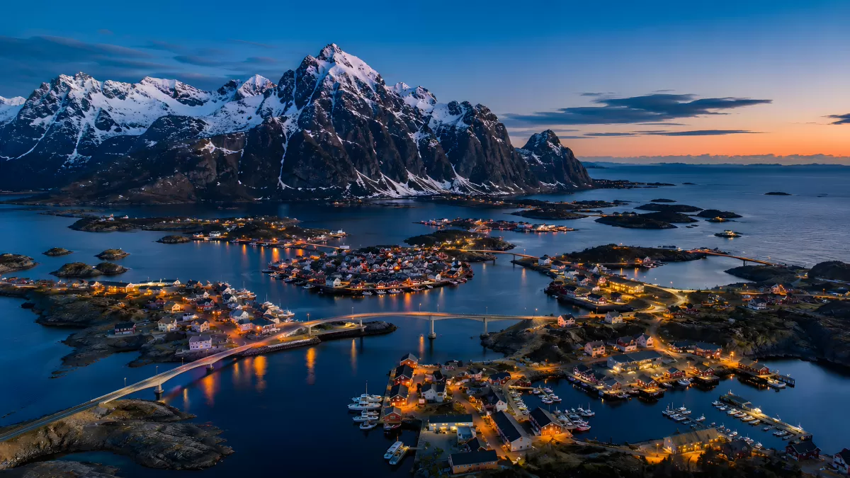 Lofoten Fischerort bei Abenddämmerung aus der Vogelperspektive