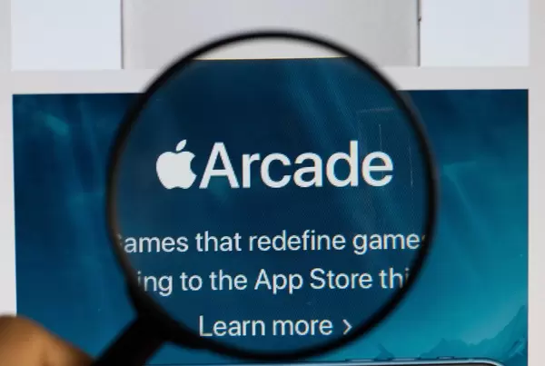 Logo und Schriftzug des Spielediensts "Apple Arcade",  vergrößert durch eine Lupe dargestellt