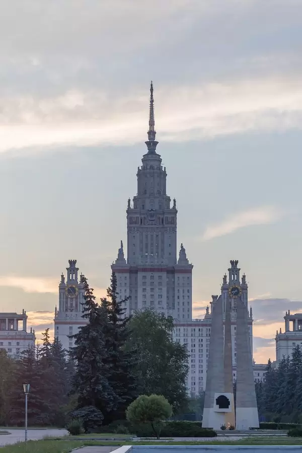 Lomonossow-Universität Moskau früh am Morgen