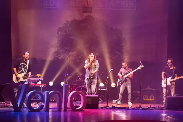 Lone Road Station & Laserforum auf der Bühne mit dem Venlo-Zeichen im Vordergrund - TEDxVenlo 2017