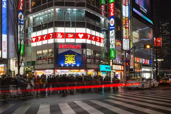 Long Exposure in Shinjuku: People waiting to cross the street