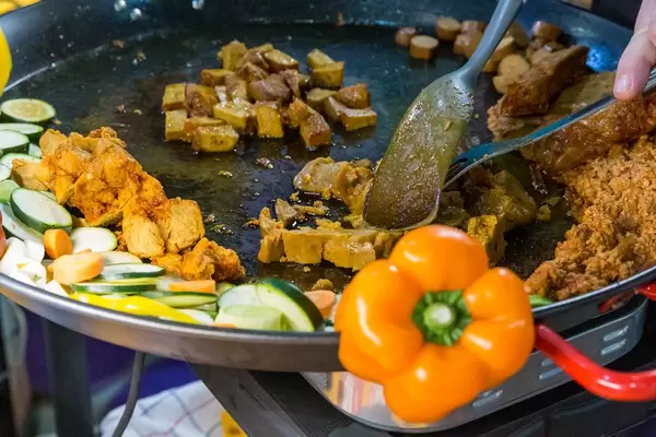 Lord of Tofu - Herzhaftes Tofu Barbecue in einer großen Pfanne zum Probieren vorbereitet