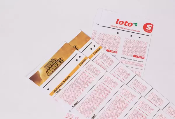 Lotteriescheine auf weißem Hintergrund