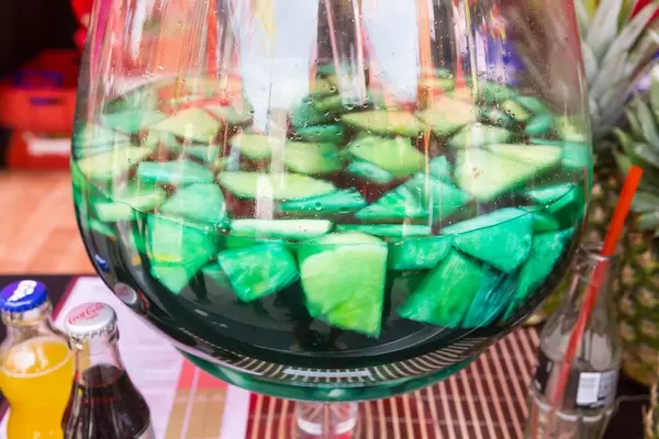 Lotus-Blüte: Reiswein, Blue Curacao und Ananas