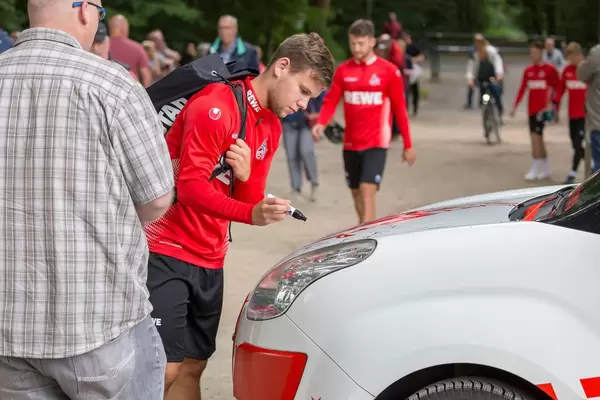Louis Schaub signiert ein Auto