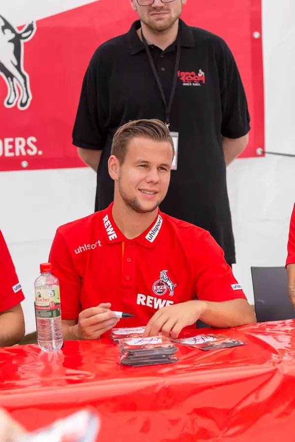 Louis Schaub während der Autogrammstunde