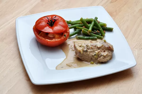 Low-Carb-Hähnchen mit Bohnen und gefüllter Tomate