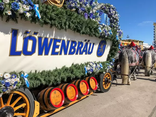 Löwenbräu Kutsche prachtvoll geschmückt auf der Wiesn ankommend