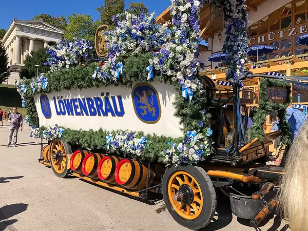 Löwenbräu Kutsche vor dem Schützenzelt bei herrlich sonnigem Wetter