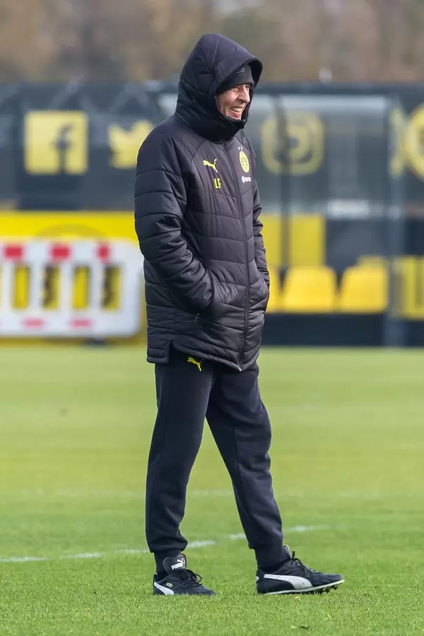 Lucien Favre hat Spaß im Training und trotzt lachend dem Wetter