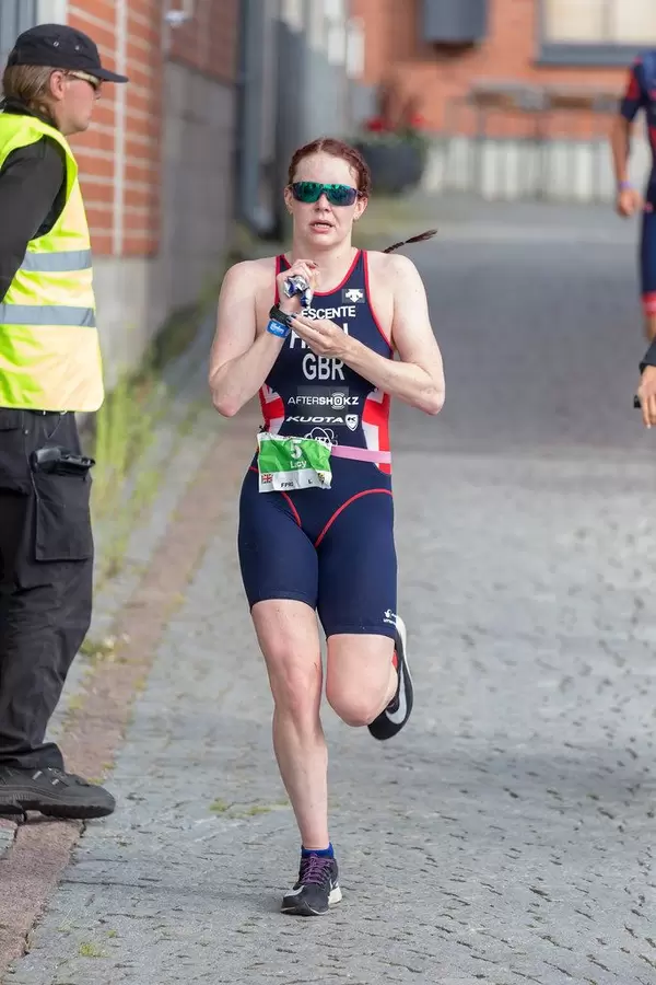 Lucy Hall als Frau beim Ironman 70.3 in Finnland, läuft die letzte Marathonetappe des Triathlonwettkampfs